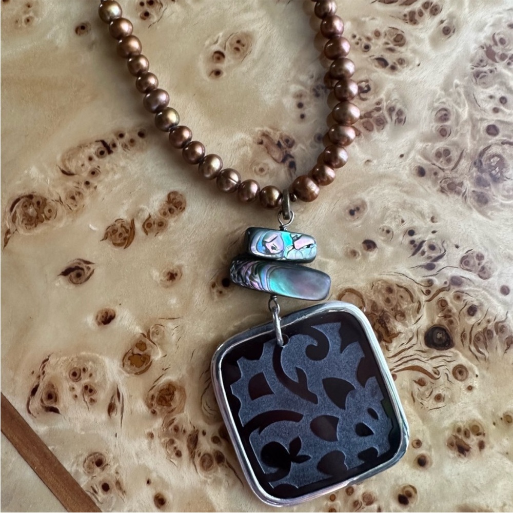 Retired Siplada Black Pendant Shell Necklace
